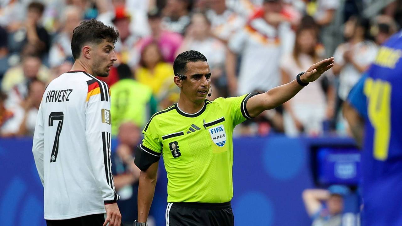 Jalal Jayed gestikuliert, Kai Havertz schaut den Schiri an.