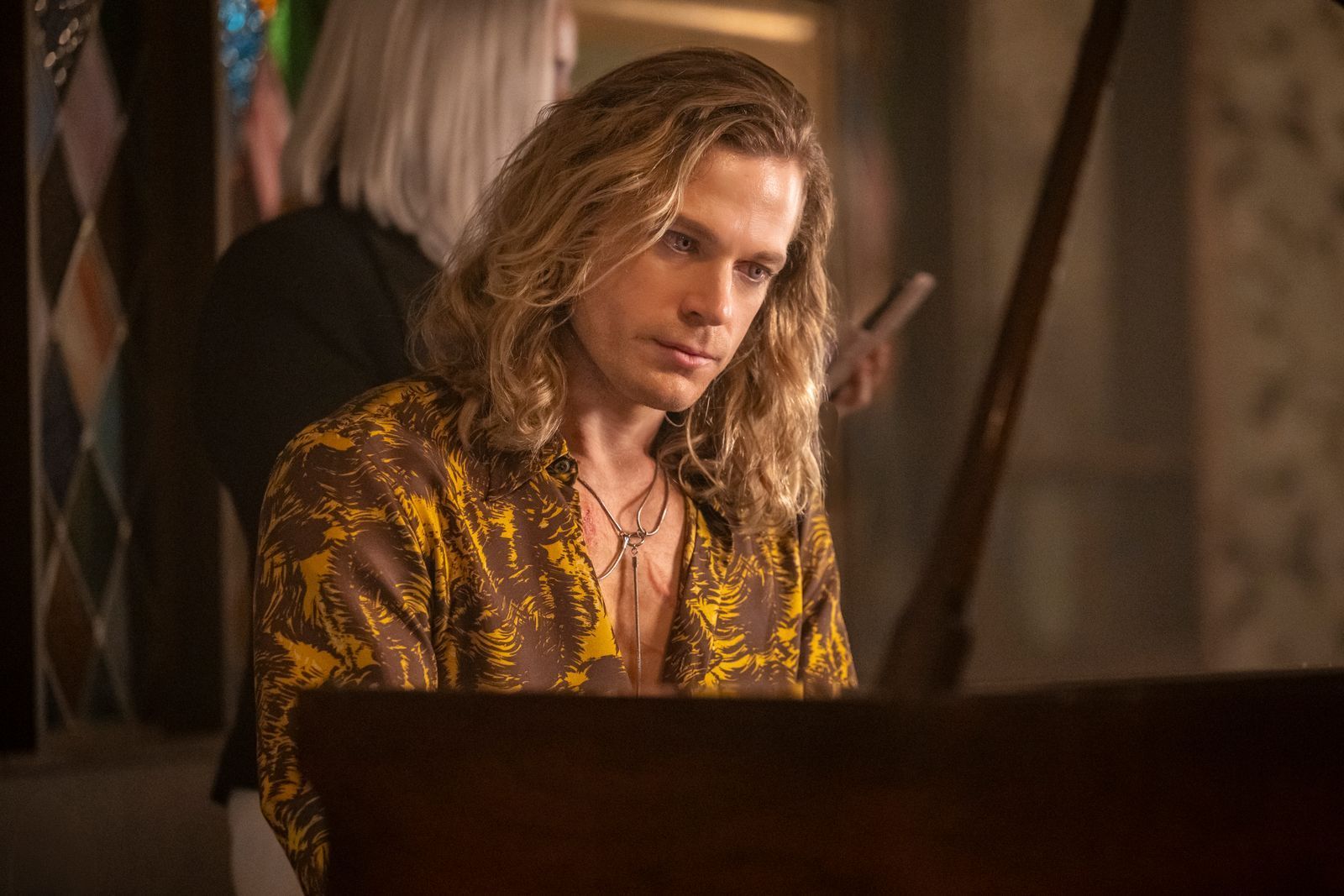 Lestat (Sam Reid) erinnert sich an seine Sterblichkeit als ungeliebter dritter Sohn eines französischen Provinz-Aristokraten.  (Bild: 2026 Vampire Chronicles Productions LLC)