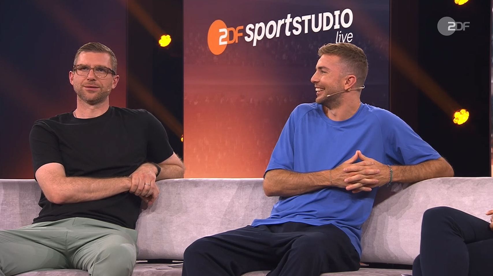 Christoph Kramer blickt Per Mertesacker grinsend an, der guckt spöttisch.