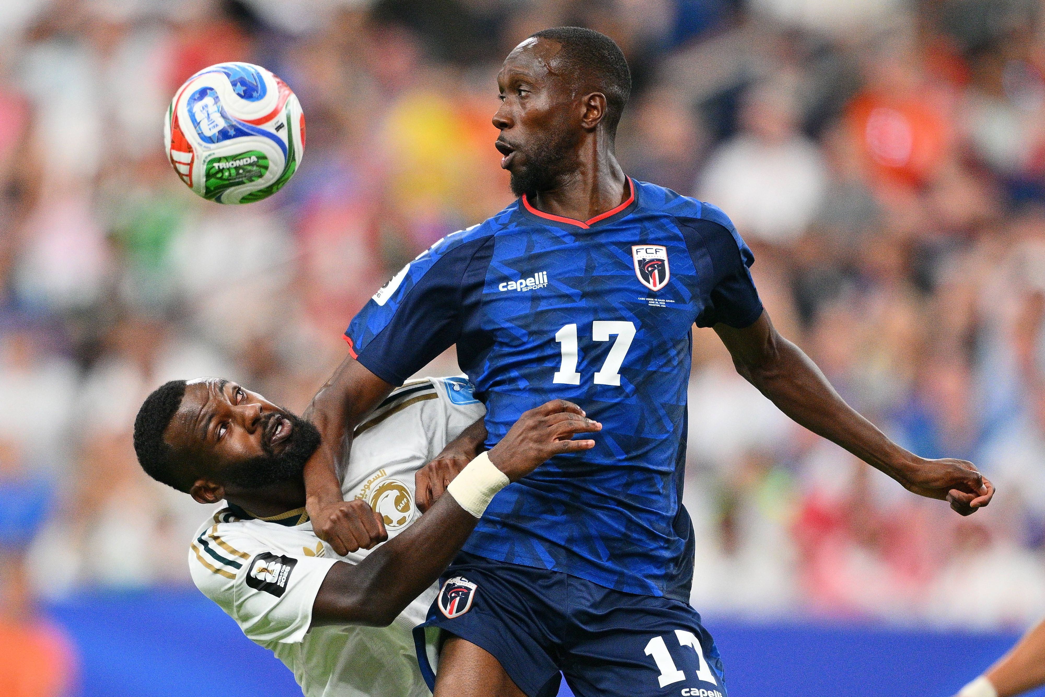 Saudi-Arabiens Hassan Tambakti im Zweikampf mit Kap Verdes Willy Semedo.