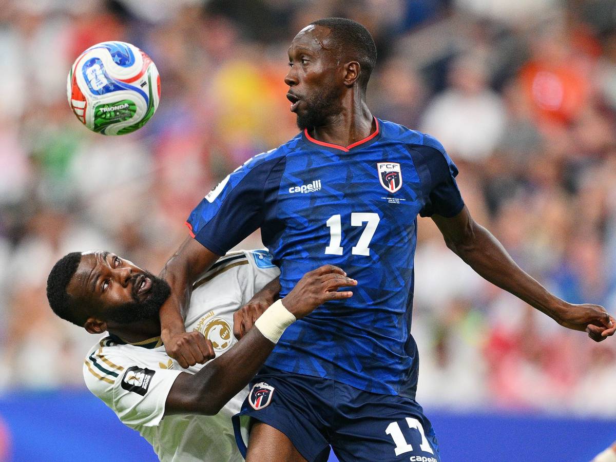 Saudi-Arabiens Hassan Tambakti im Zweikampf mit Kap Verdes Willy Semedo.