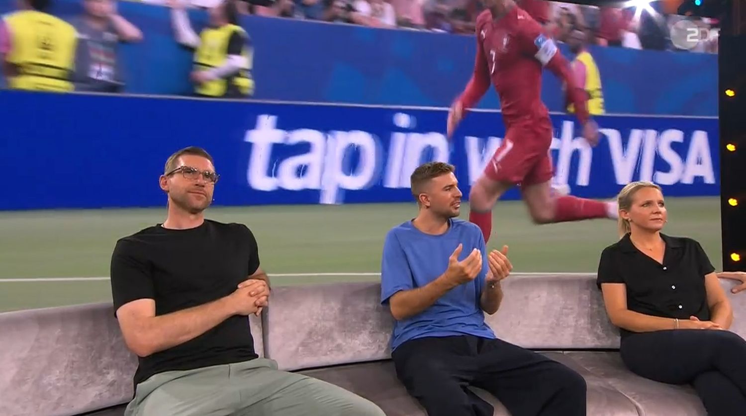 Die Experten Per Mertesacker, Christoph Kramer und Fritzy Kromp auf der WM-Couch des ZDF.