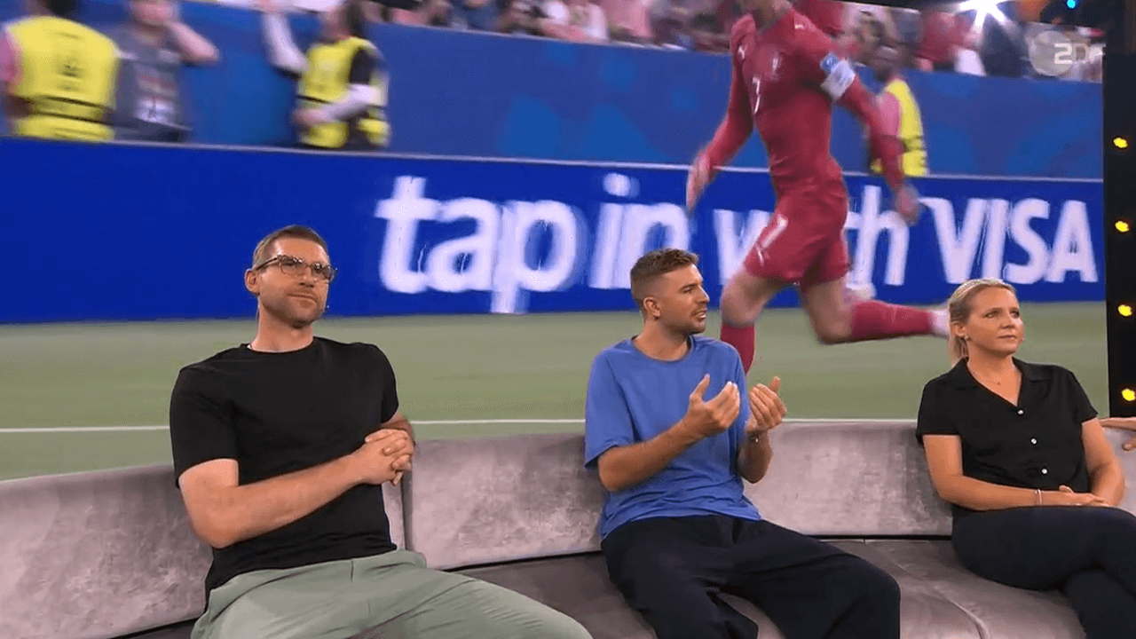 Die Experten Per Mertesacker, Christoph Kramer und Fritzy Kromp auf der WM-Couch des ZDF.