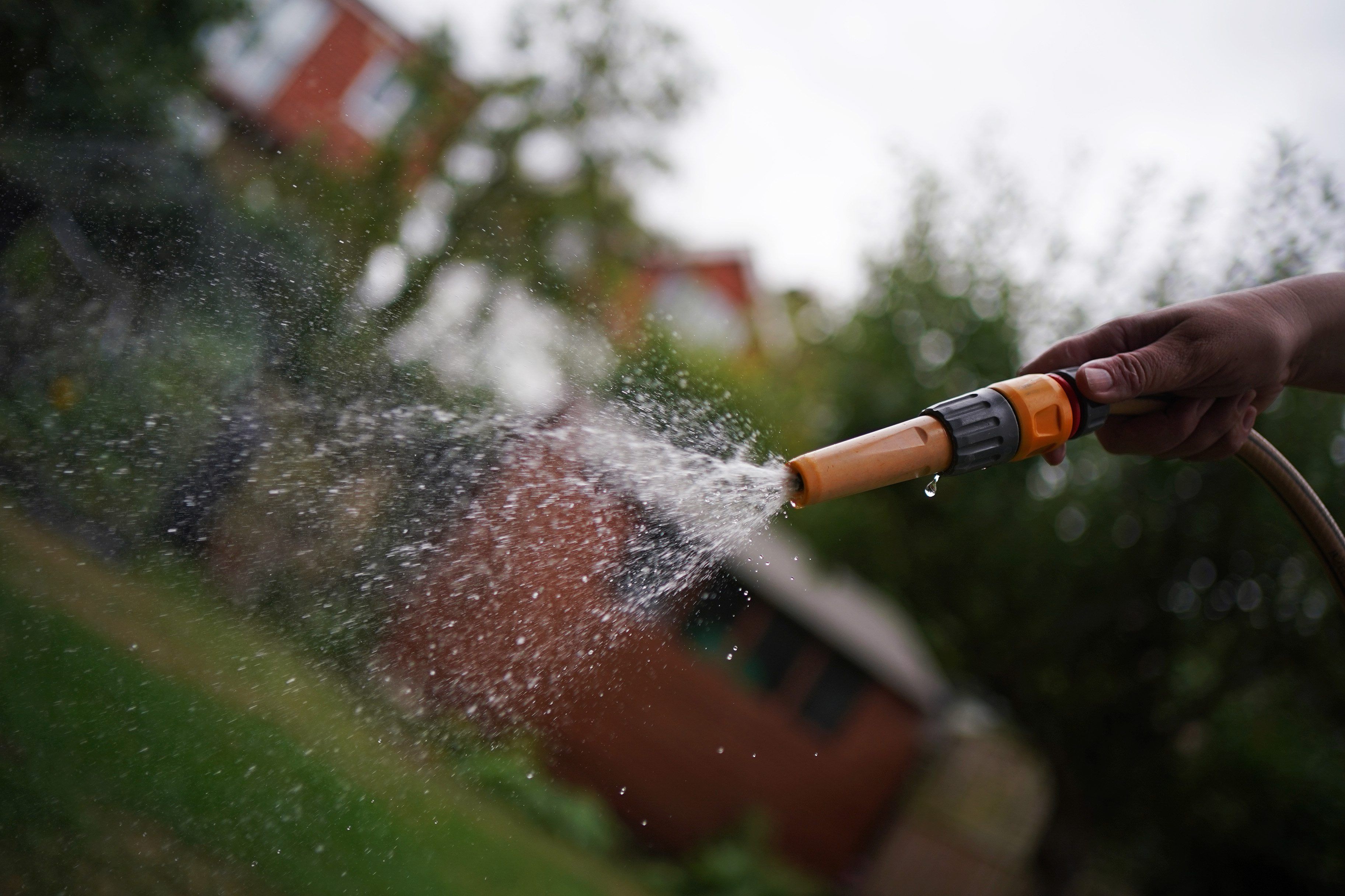 Ein Wasserschlauch in einem Garten. In Neuss hat sich ein siebenjähriger Junge  schwere Verbrühungen zugezogen. (Symbolfoto)