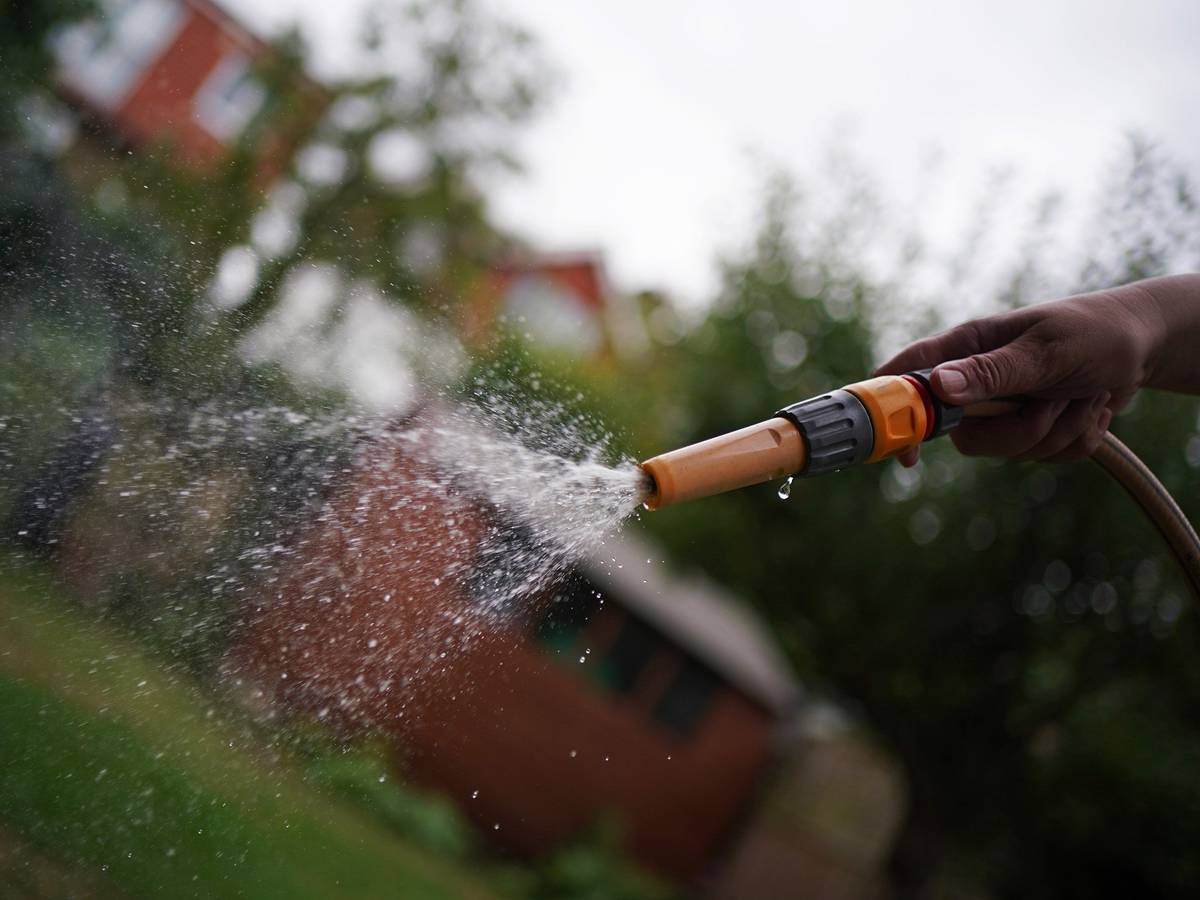 Ein Wasserschlauch in einem Garten. In Neuss hat sich ein siebenjähriger Junge schwere Verbrühungen zugezogen. (Symbolfoto)