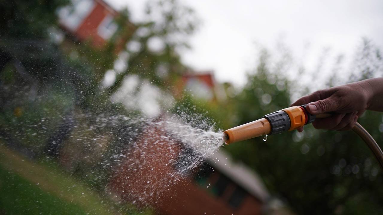 Ein Wasserschlauch in einem Garten. In Neuss hat sich ein siebenjähriger Junge schwere Verbrühungen zugezogen. (Symbolfoto)