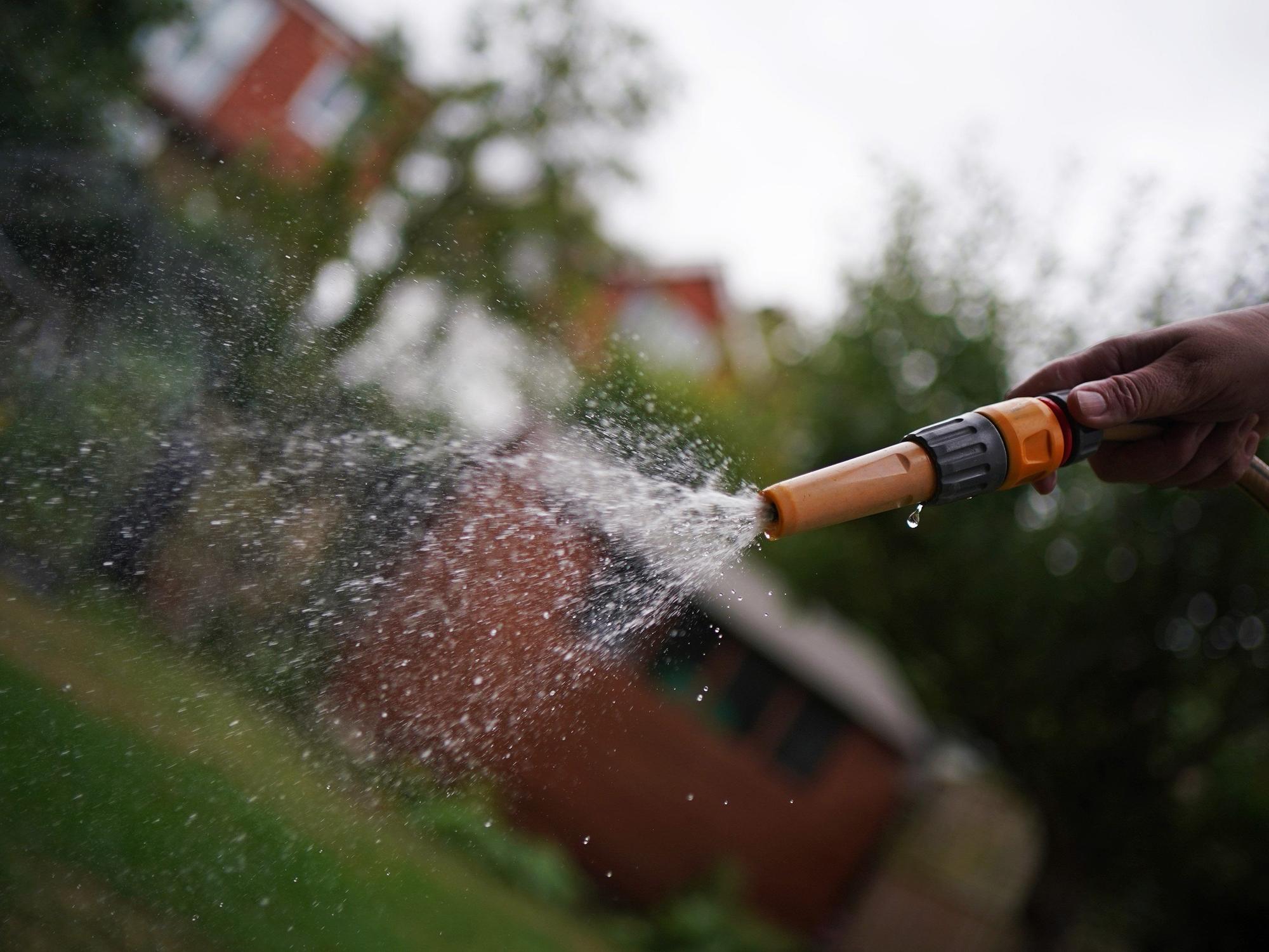 Ein Wasserschlauch in einem Garten. In Neuss hat sich ein siebenjähriger Junge schwere Verbrühungen zugezogen. (Symbolfoto)
