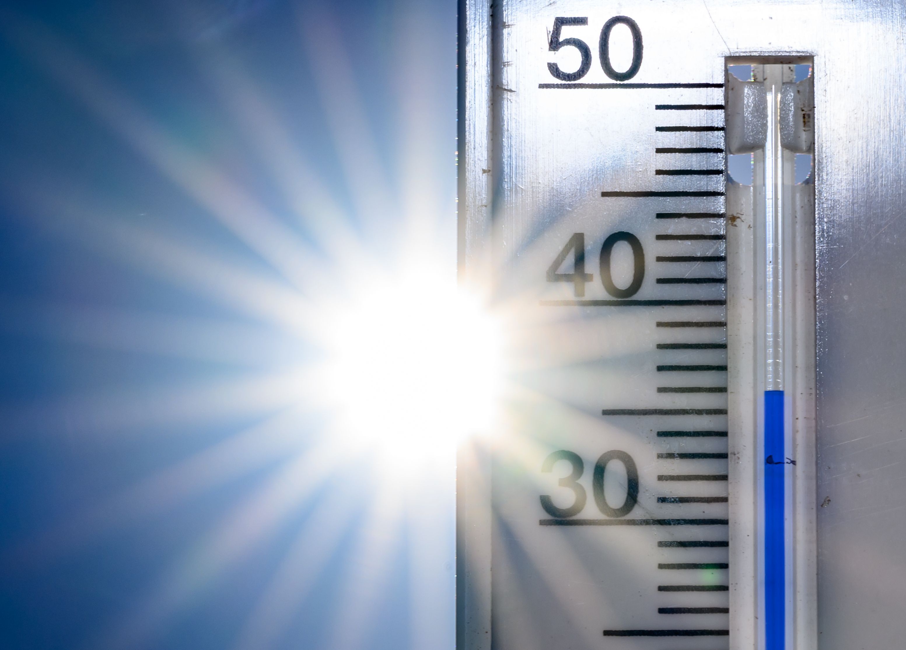 Ein Thermometer zeigt 36 Grad an (Symbolfoto). Jetzt wurde der Nacht-Rekord gebrochen.