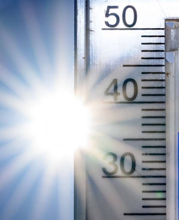 Ein Thermometer zeigt 36 Grad an (Symbolfoto). Jetzt wurde der Nacht-Rekord gebrochen.