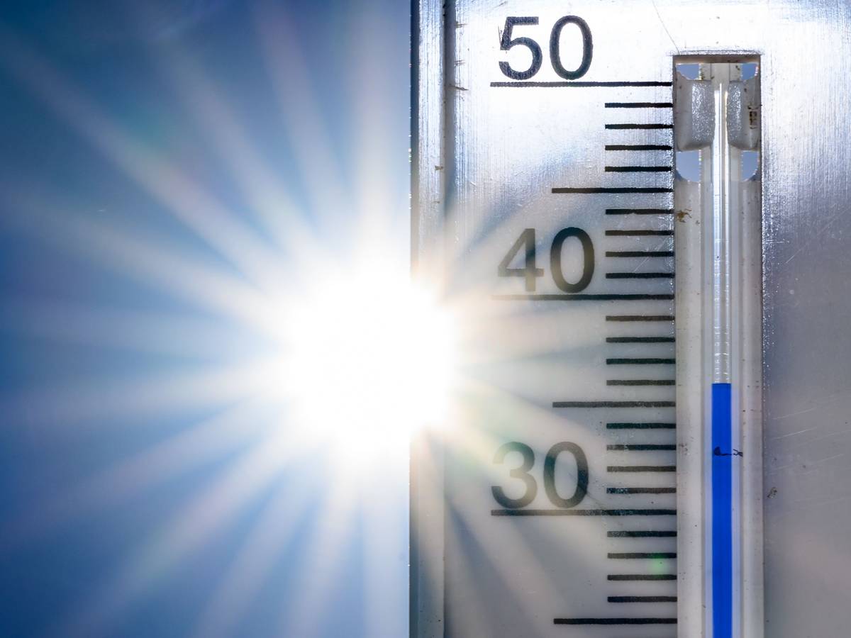 Ein Thermometer zeigt 36 Grad an (Symbolfoto). Jetzt wurde der Nacht-Rekord gebrochen.