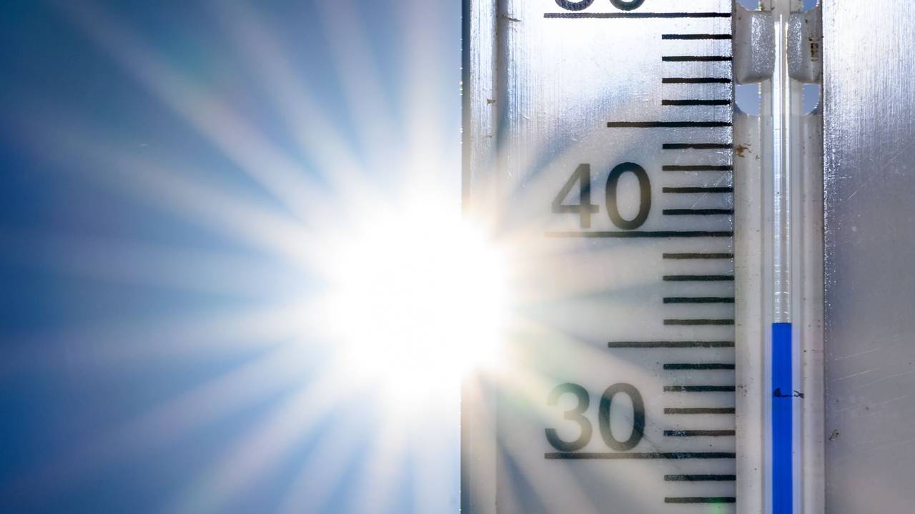 Ein Thermometer zeigt 36 Grad an (Symbolfoto). Jetzt wurde der Nacht-Rekord gebrochen.