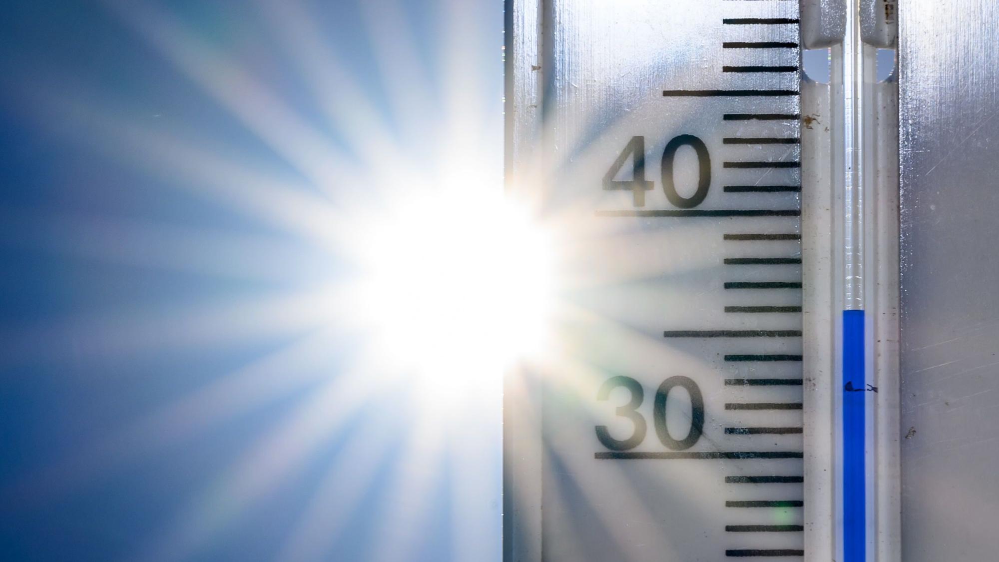 Ein Thermometer zeigt 36 Grad an (Symbolfoto). Jetzt wurde der Nacht-Rekord gebrochen.