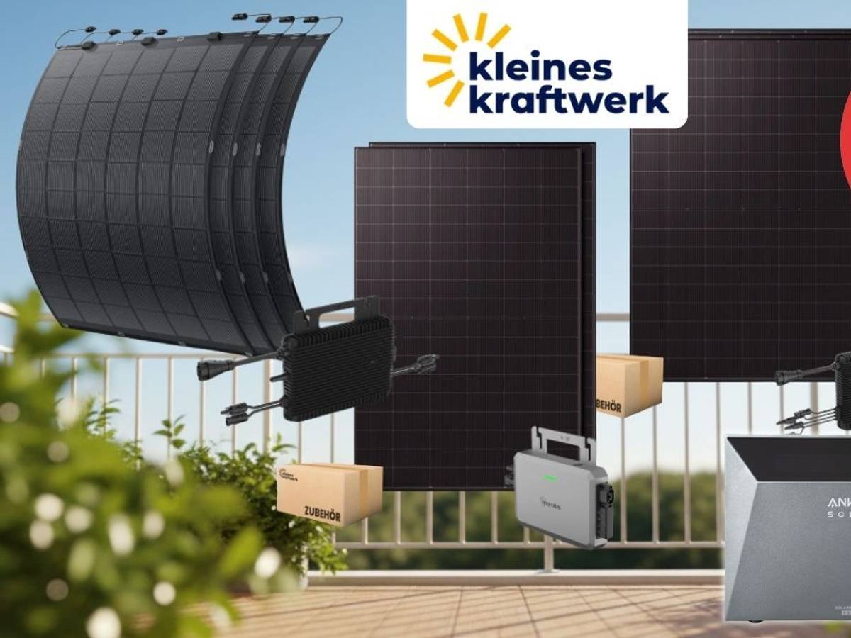 Verschiedene Balkonkraftwerk-Sets von Kleines Kraftwerk auf einem offenen Balkon oder Terrasse vor blauem Himmel: rechts starre bifaziale Solarmodule mit Hoymiles-Wechselrichter, links flexible TopCon-Module, unten rechts ein Anker SOLIX 4 Speicher. Oben mittig das Logo von Kleines Kraftwerk.