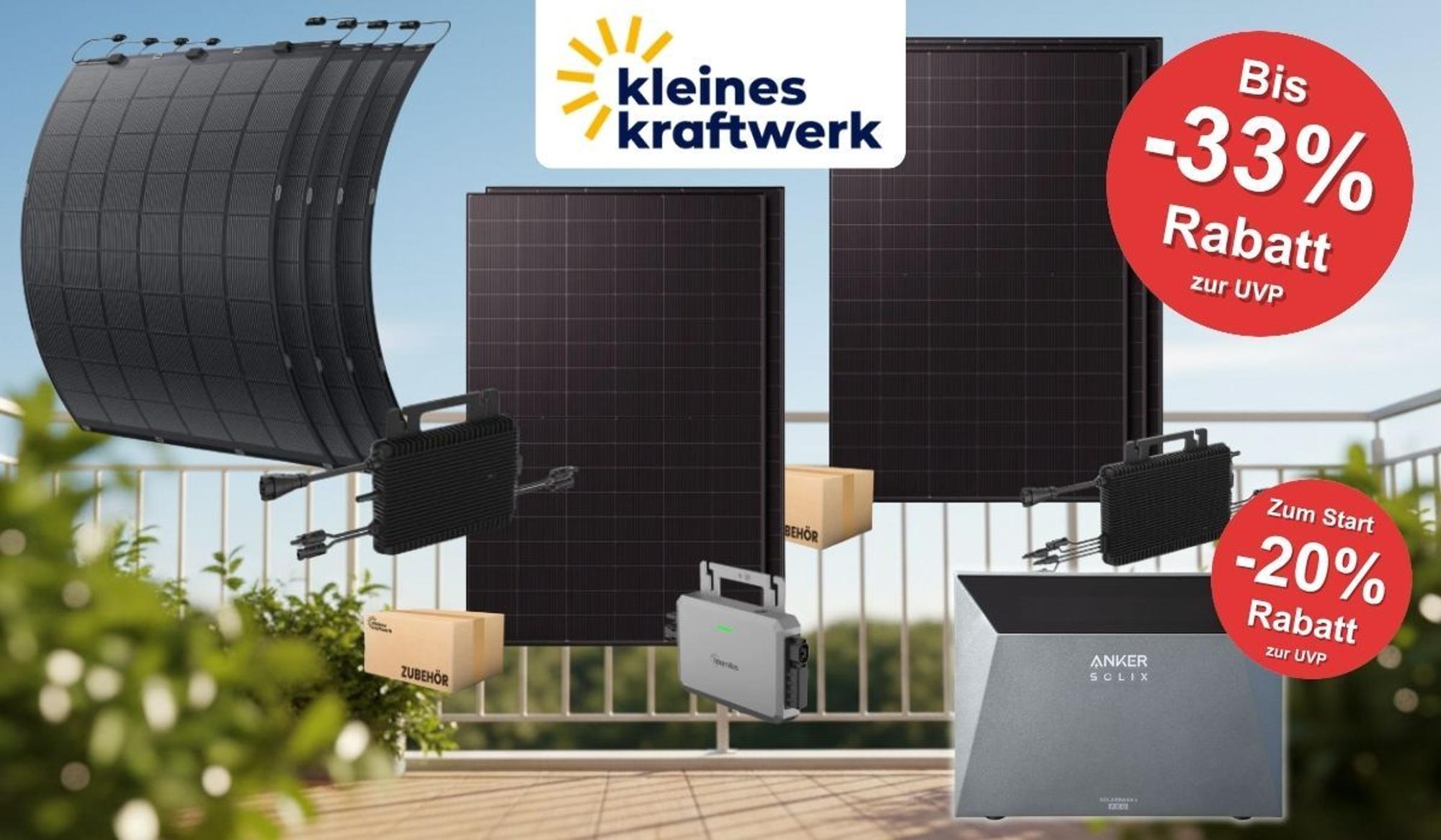Verschiedene Balkonkraftwerk-Sets von Kleines Kraftwerk auf einem offenen Balkon oder Terrasse vor blauem Himmel: rechts starre bifaziale Solarmodule mit Hoymiles-Wechselrichter, links flexible TopCon-Module, unten rechts ein Anker SOLIX 4 Speicher. Oben mittig das Logo von Kleines Kraftwerk.