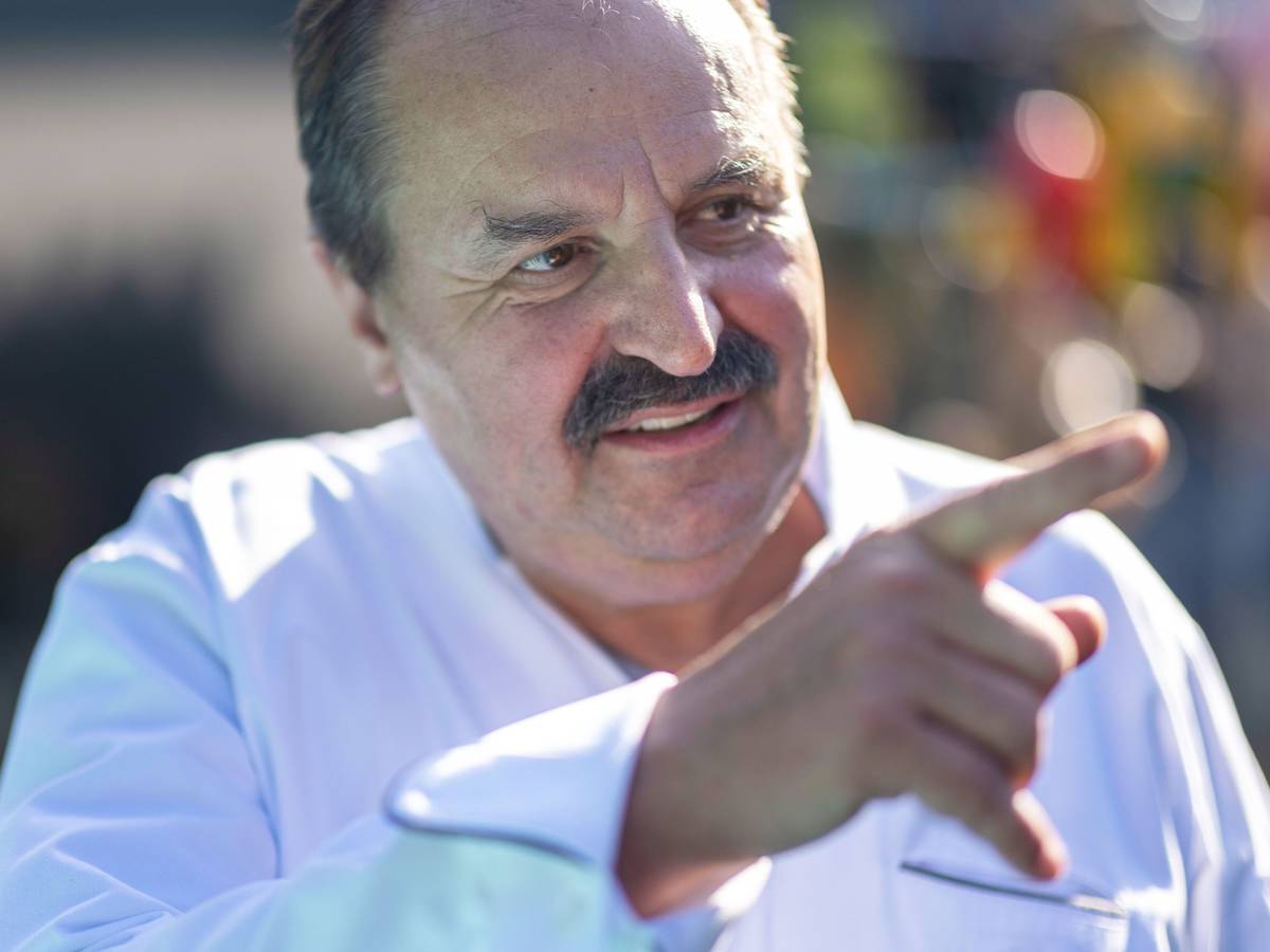 Johann Lafer steht während eines Fototermins 2023 in seinem Garten in Guldental bei Bad Kreuznach. Der Fernsehkoch und Buchautor ist unheilbar an Krebs erkrankt.