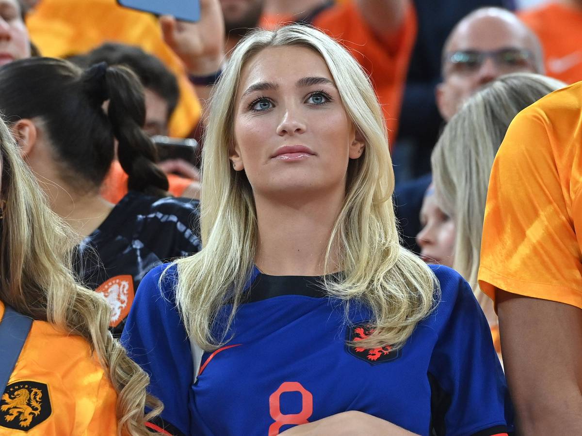 Noa van der Bij mit Holland-Trikot auf der Tribüne bei einem WM-Spiel 2022.
