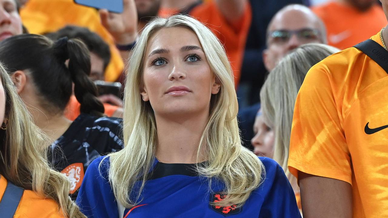 Noa van der Bij mit Holland-Trikot auf der Tribüne bei einem WM-Spiel 2022.