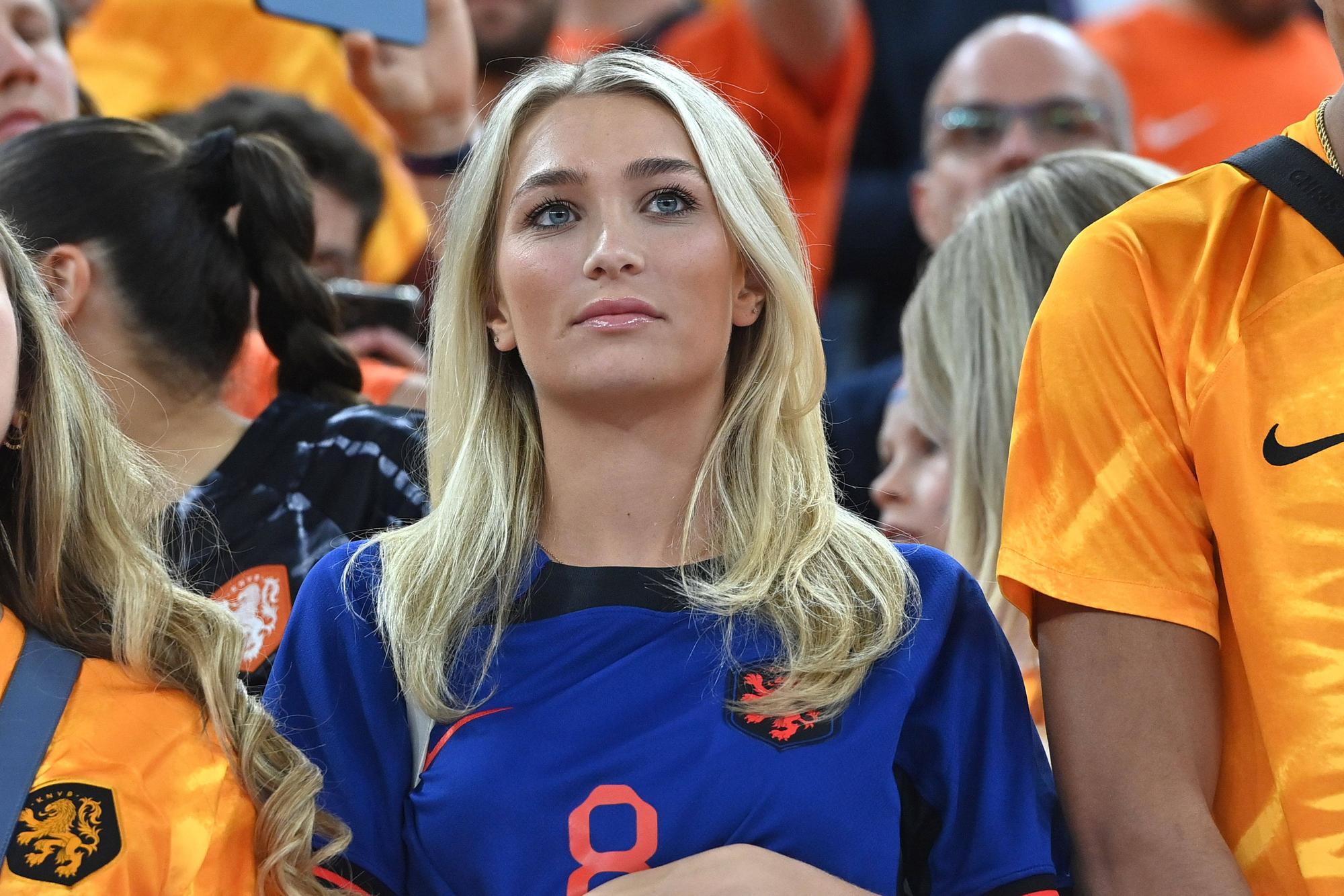 Noa van der Bij mit Holland-Trikot auf der Tribüne bei einem WM-Spiel 2022.