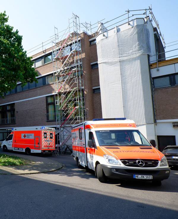 Rettungswagen stehen vor einem Seniorenheim in Dormagen. Das Gebäude wird wegen der Hitze evakuiert.