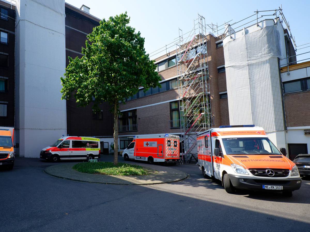 Rettungswagen stehen vor einem Seniorenheim in Dormagen. Das Gebäude wird wegen der Hitze evakuiert.