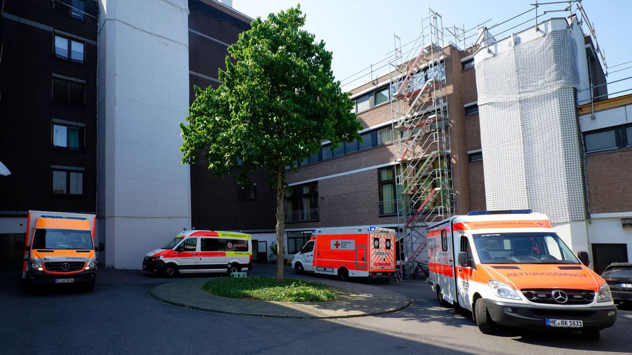 Rettungswagen stehen vor einem Seniorenheim in Dormagen. Das Gebäude wird wegen der Hitze evakuiert.