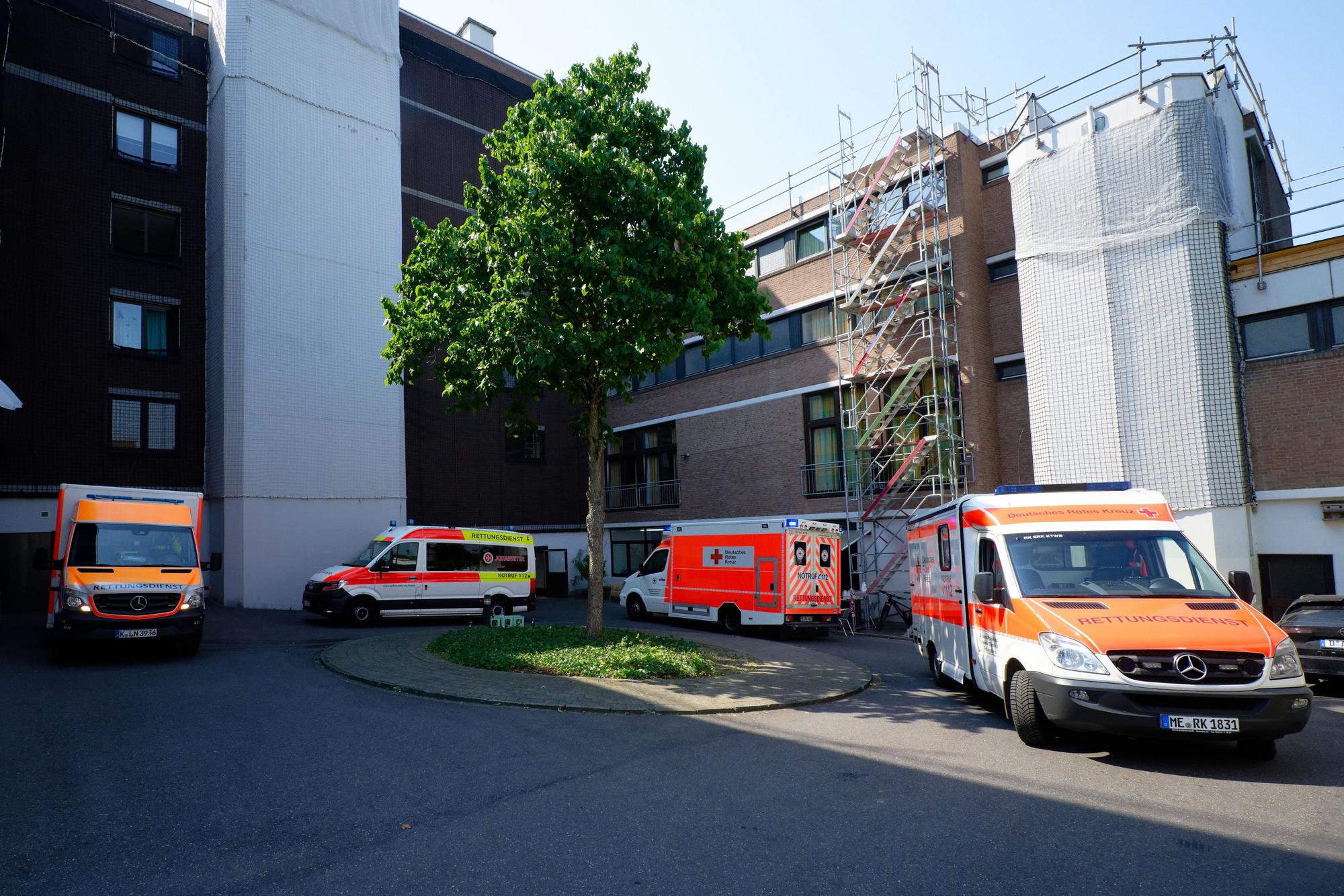 Rettungswagen stehen vor einem Seniorenheim in Dormagen. Das Gebäude wird wegen der Hitze evakuiert.