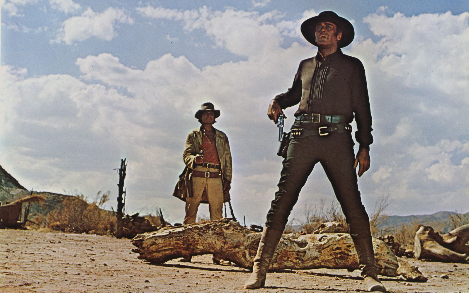 Der mysteriöse Mundharmonikaspieler (Charles Bronson, links) und Killer Frank (Henry Fonda) haben noch eine alte Rechnung zu begleichen. (Bild: rbb/BR/2003 by Paramount Pictures Corporation)