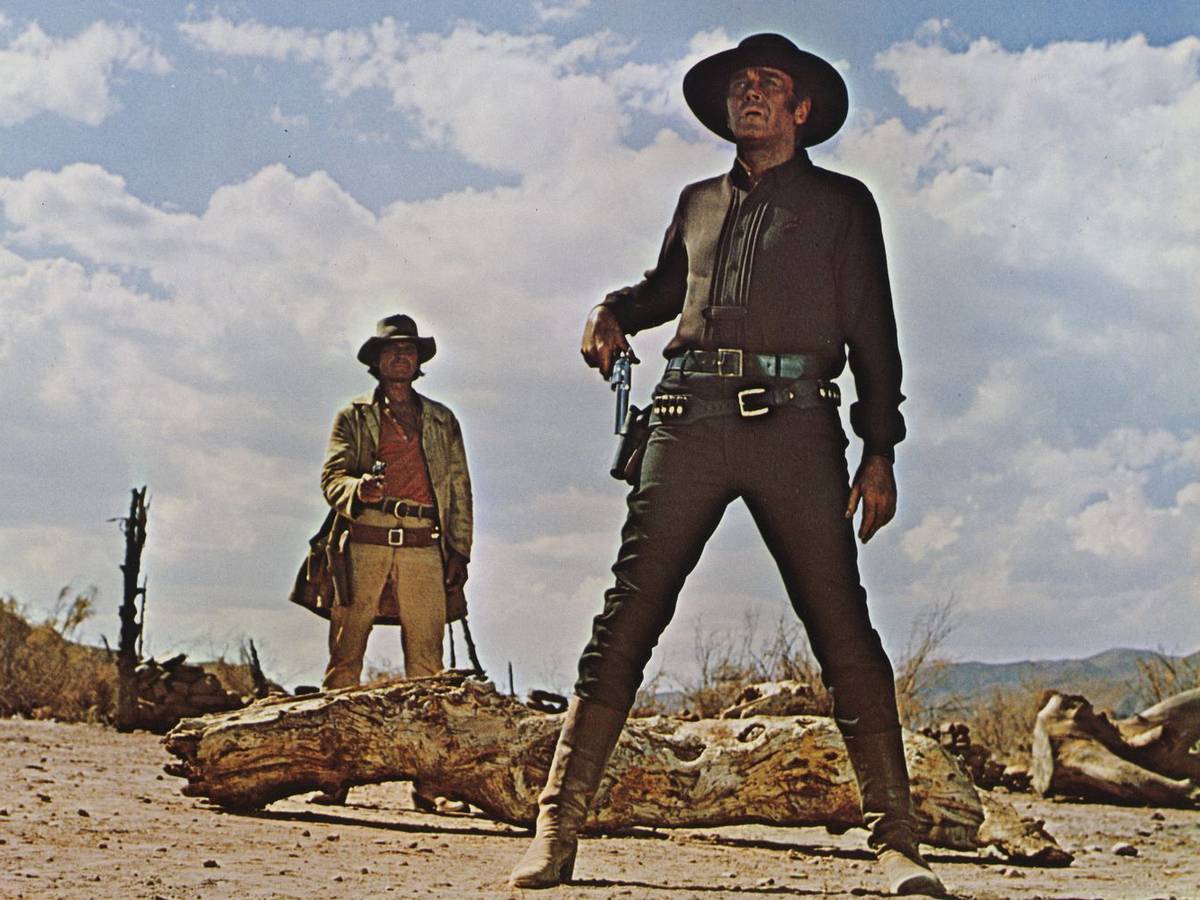 Der mysteriöse Mundharmonikaspieler (Charles Bronson, links) und Killer Frank (Henry Fonda) haben noch eine alte Rechnung zu begleichen. (Bild: rbb/BR/2003 by Paramount Pictures Corporation)