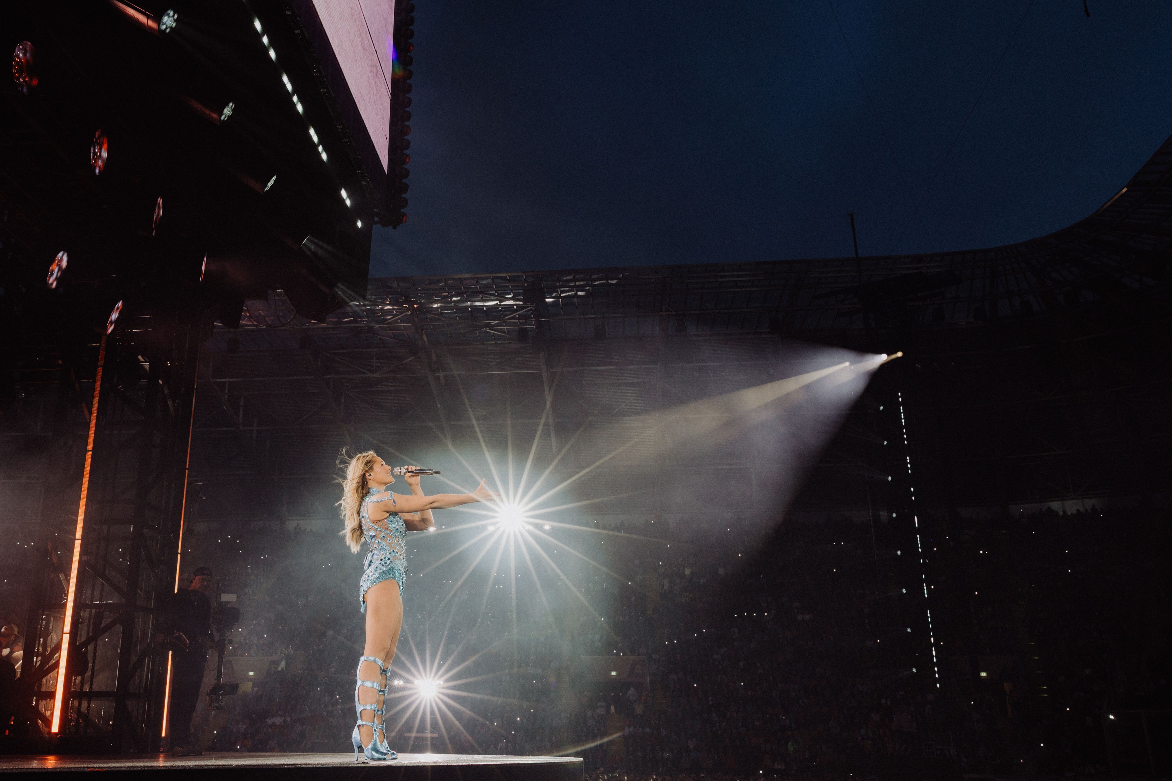 Helene Fischer steht singend auf der Bühne.