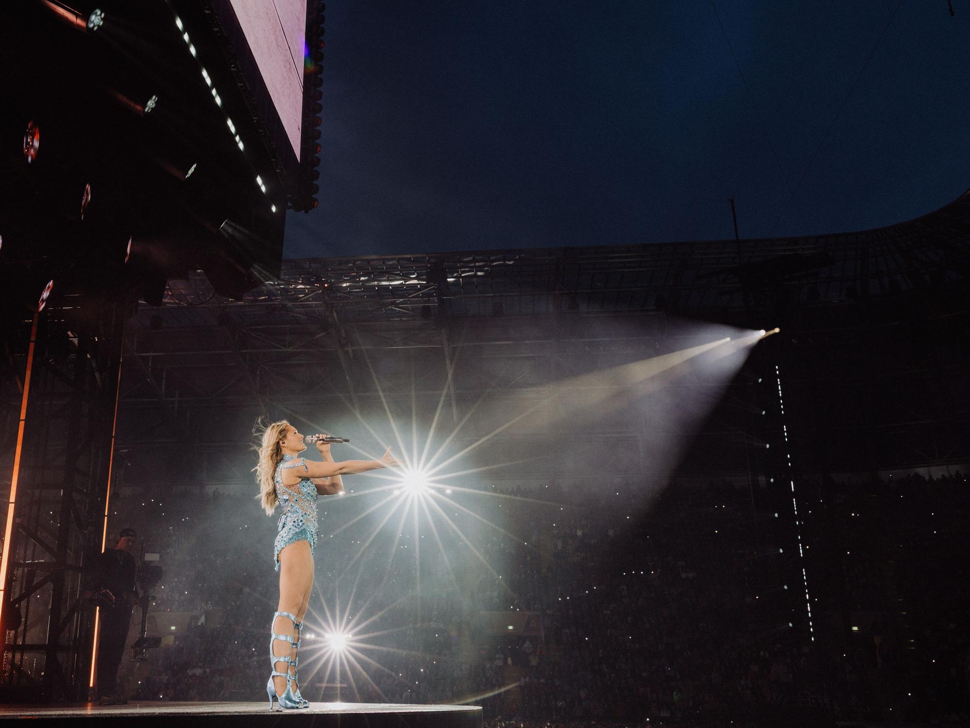 Helene Fischer steht singend auf der Bühne.