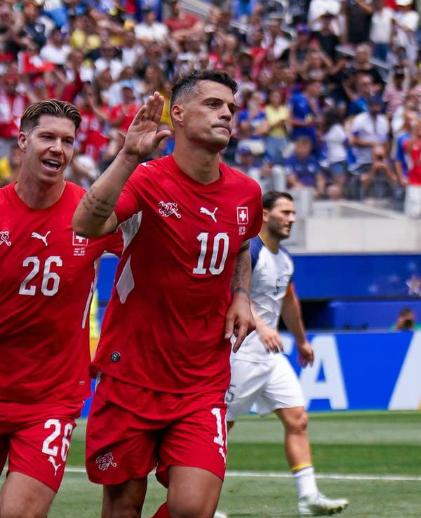 Granit Xhaka mit Handgeste beim Jubeln.