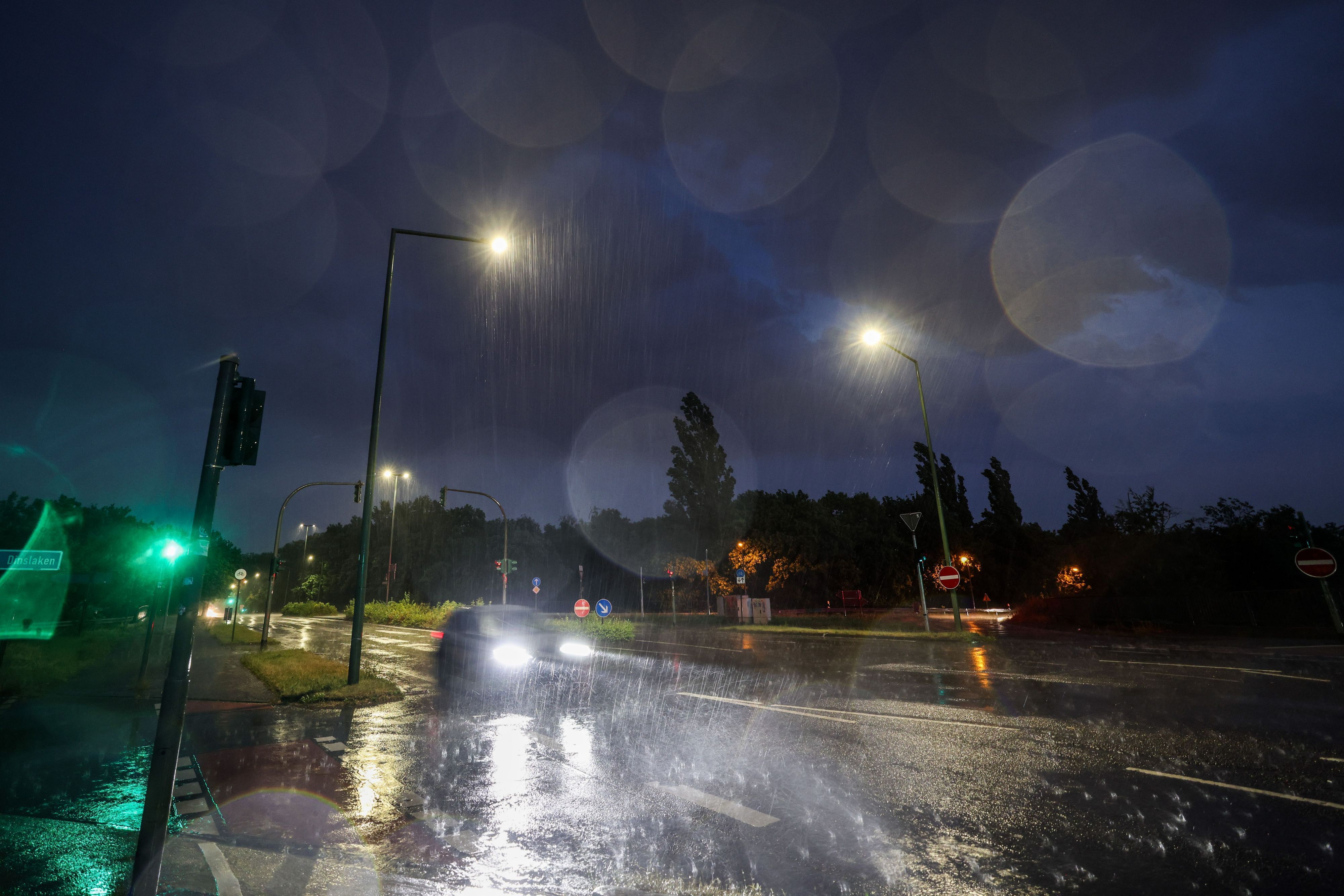 Schwere Hitzegewitter mit Regen und Hagel zogen am Freitagabend über das Ruhrgebiet.
