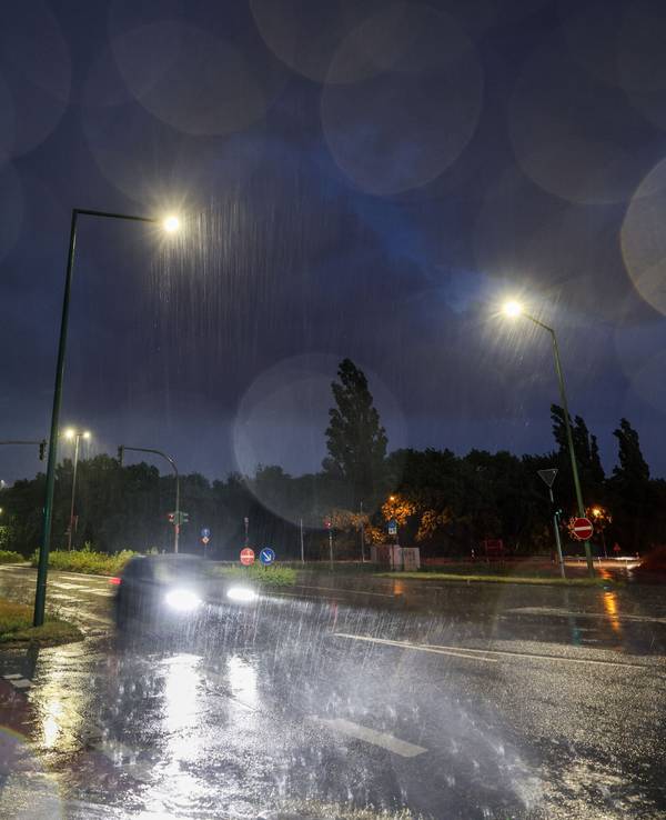 Schwere Hitzegewitter mit Regen und Hagel zogen am Freitagabend über das Ruhrgebiet.