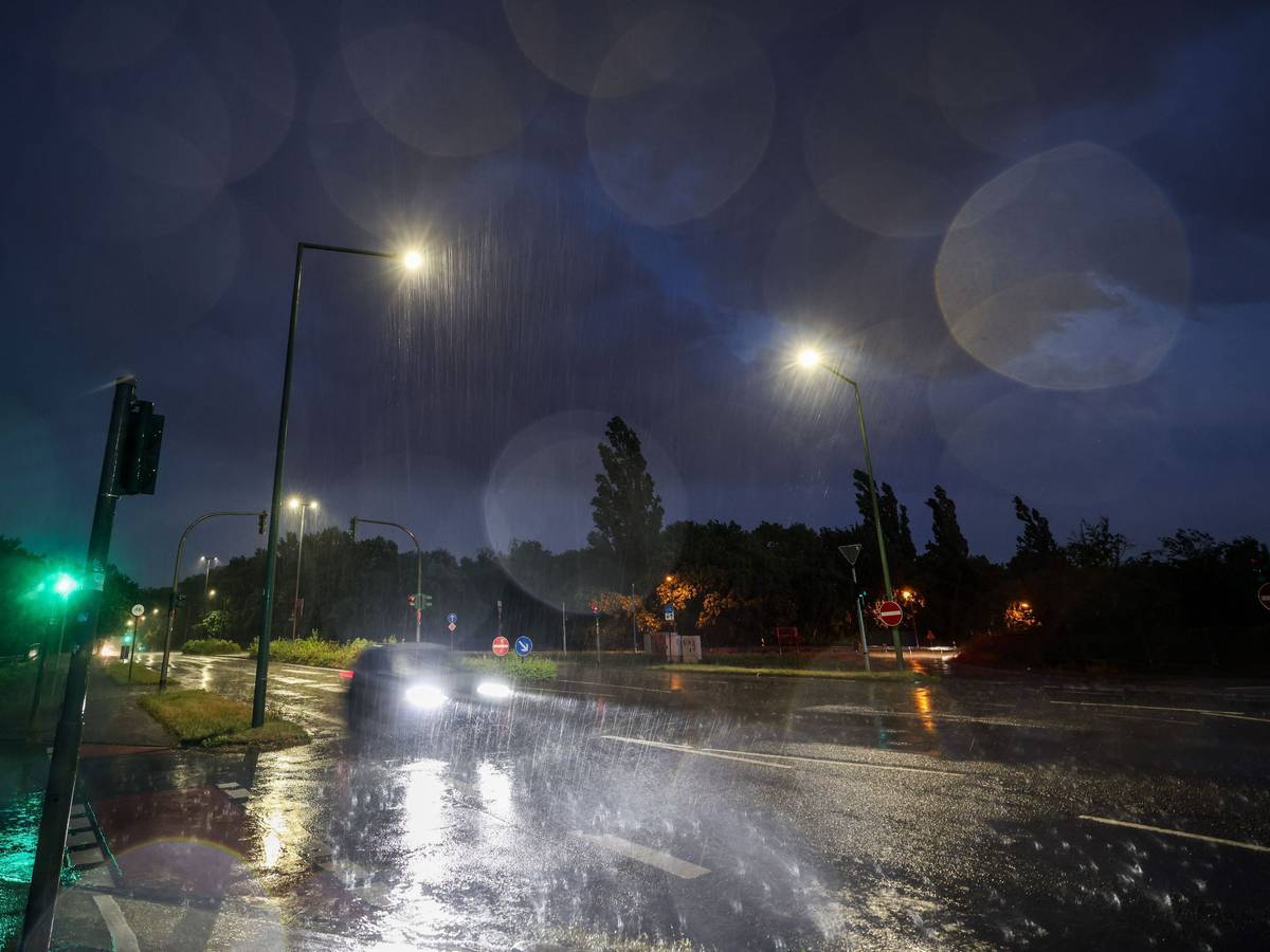 Schwere Hitzegewitter mit Regen und Hagel zogen am Freitagabend über das Ruhrgebiet.