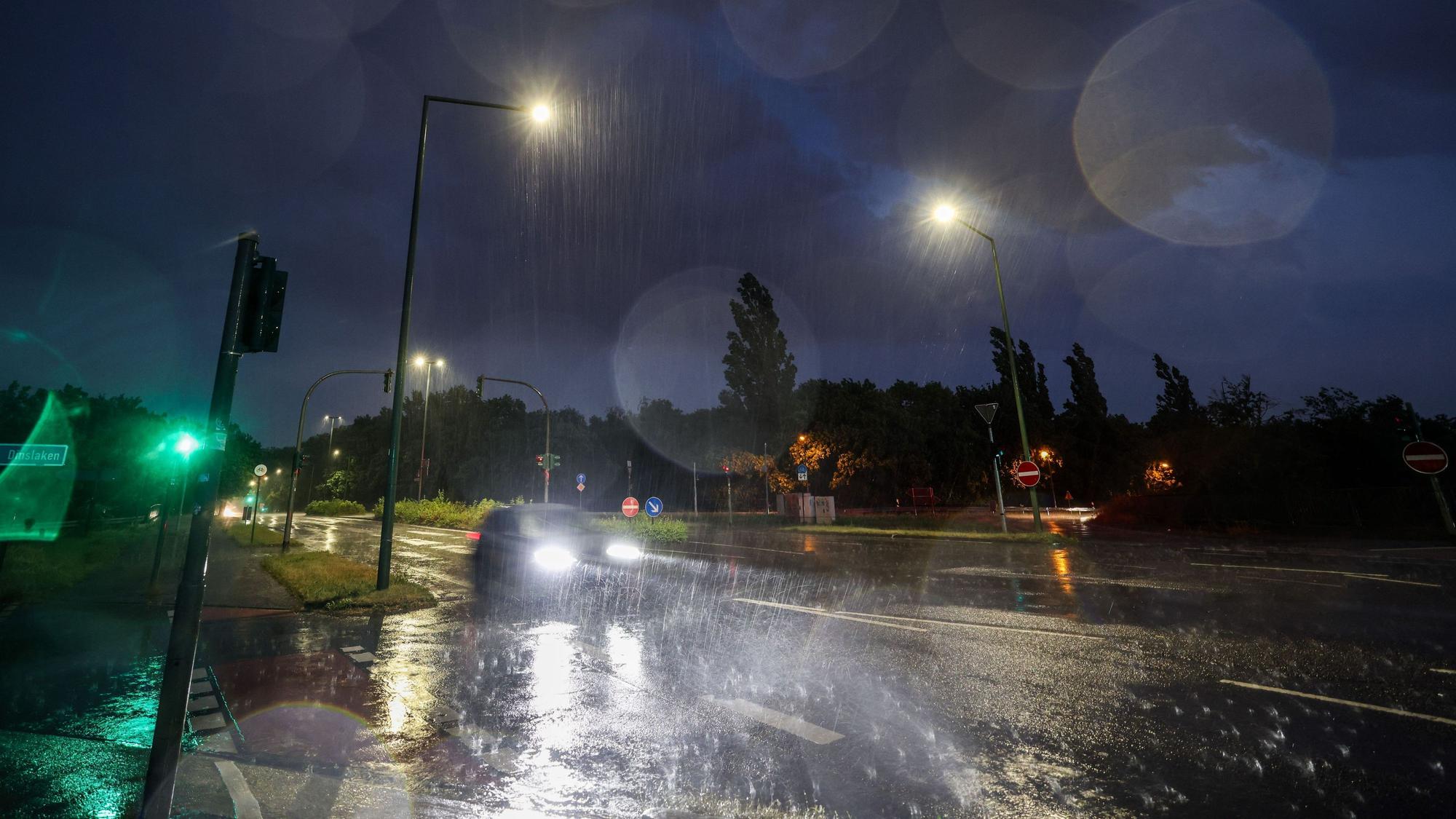 Schwere Hitzegewitter mit Regen und Hagel zogen am Freitagabend über das Ruhrgebiet.