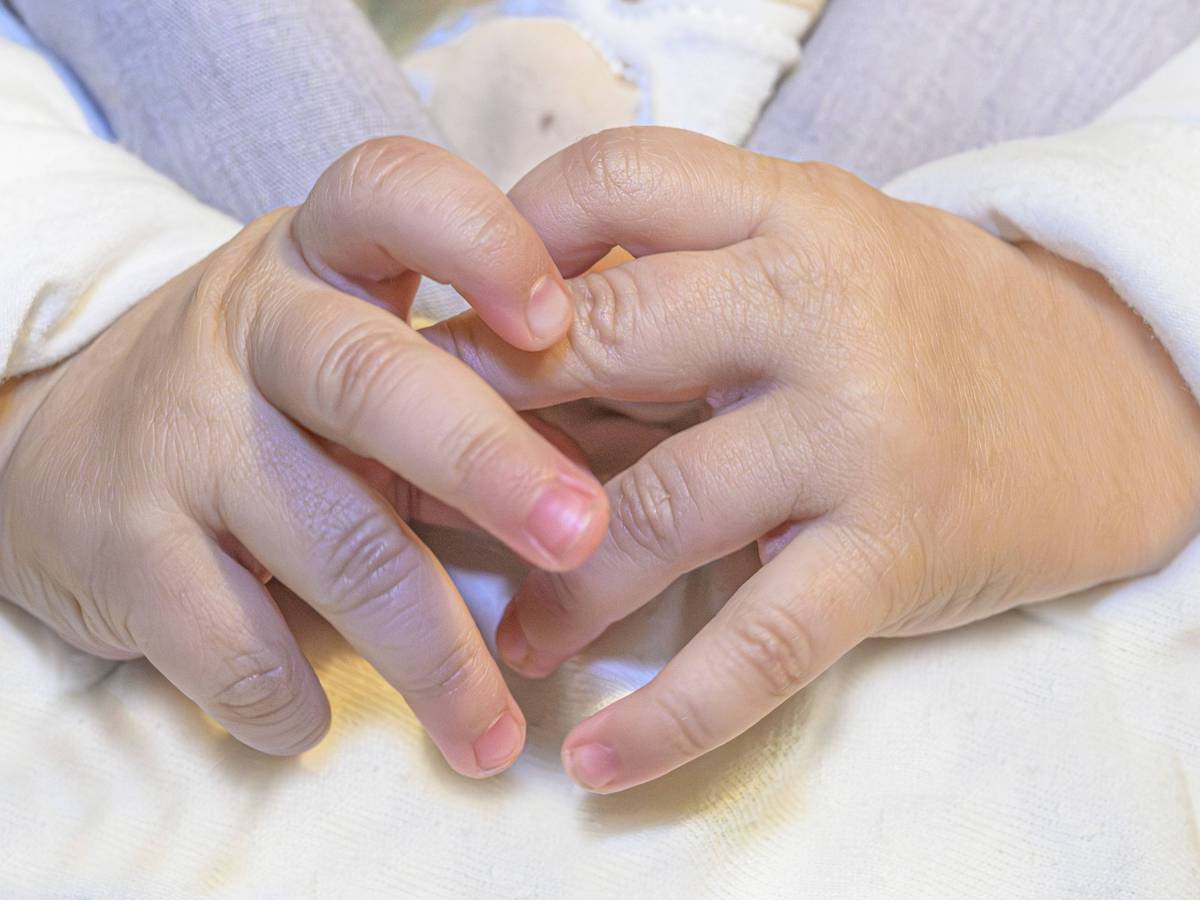 Das Symbolfoto zeigt die Nahaufnahme von Babyhänden. In Lüdenscheid wurde ein Neugeborenes von einer unbekannten Frau aus einem Krankenhaus mitgenommen.