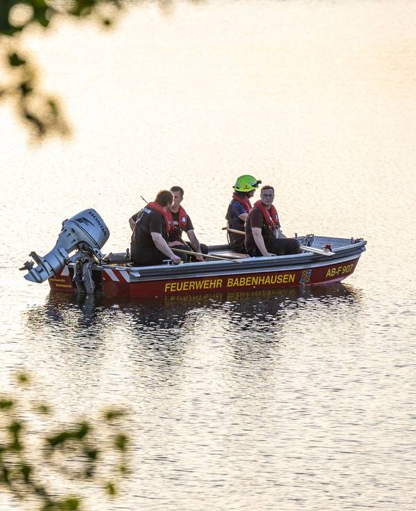 Das Symbolfoto zeigt Einsatzkräfte der Feuerwehr auf einem See.