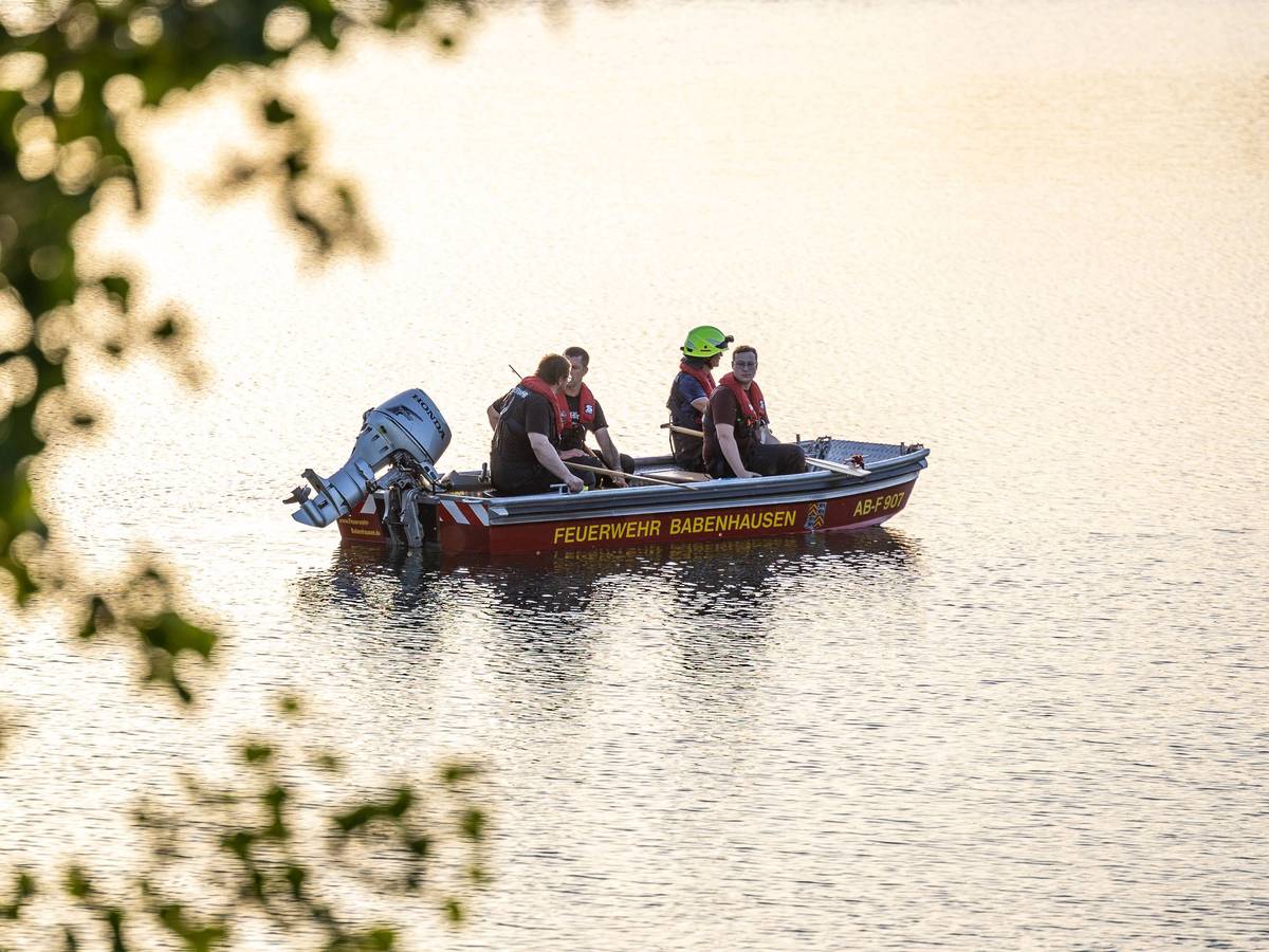 Das Symbolfoto zeigt Einsatzkräfte der Feuerwehr auf einem See.