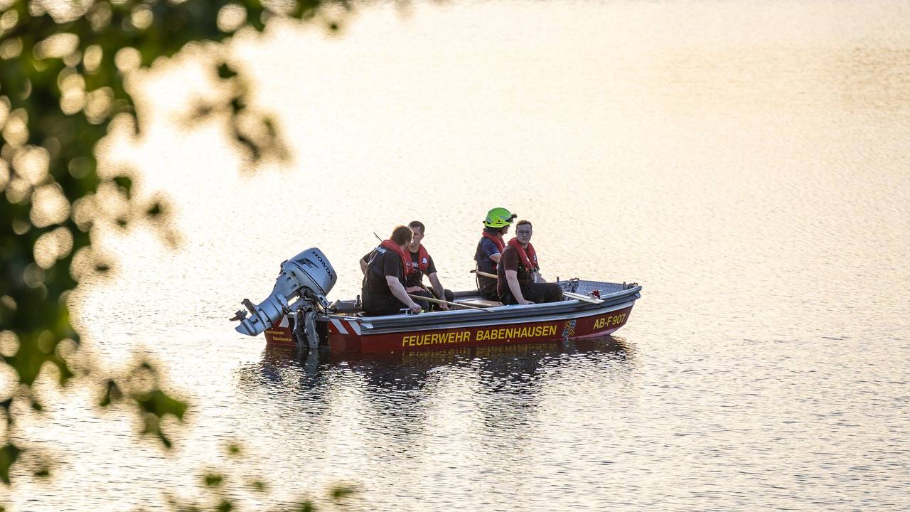 Das Symbolfoto zeigt Einsatzkräfte der Feuerwehr auf einem See.