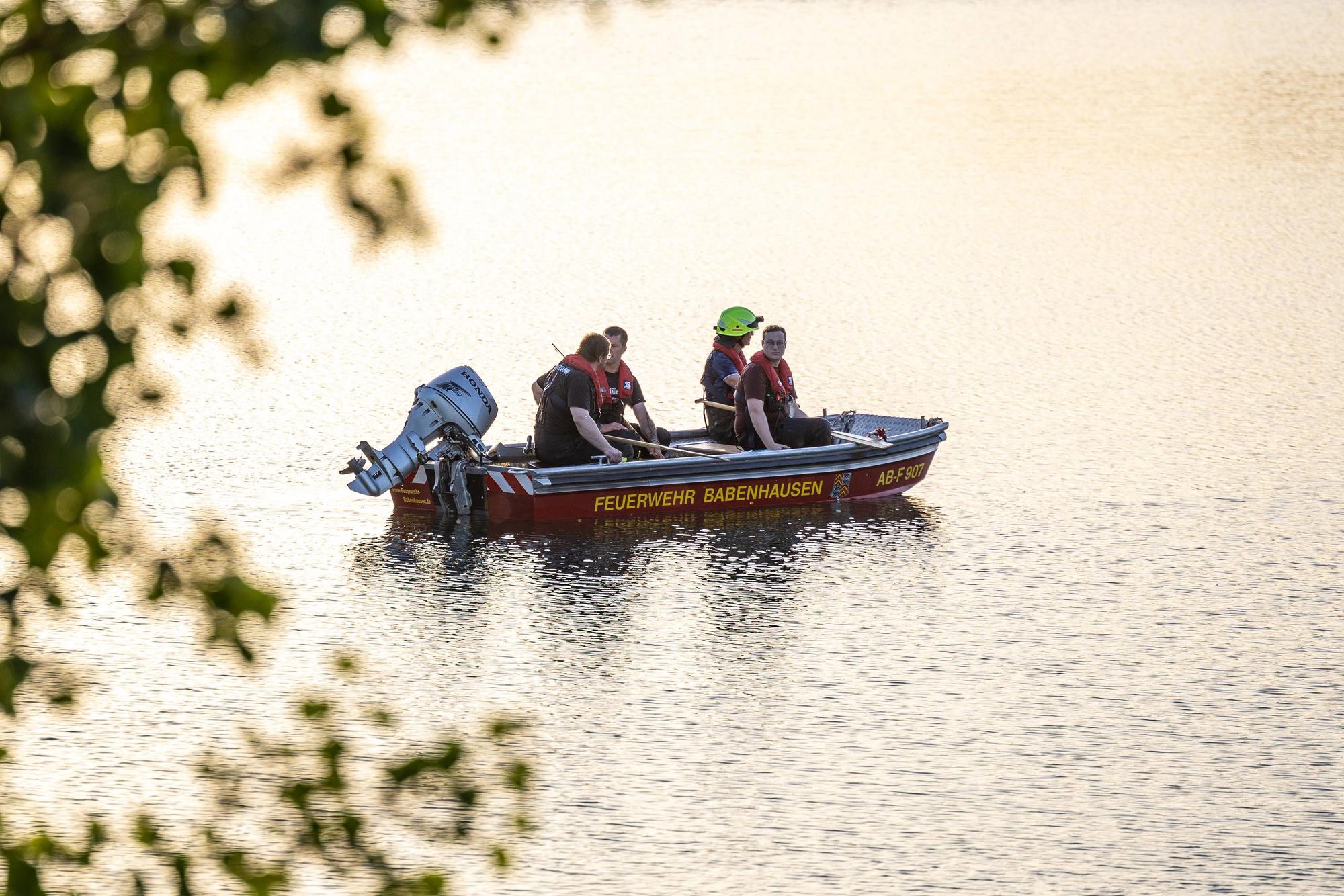 Das Symbolfoto zeigt Einsatzkräfte der Feuerwehr auf einem See.