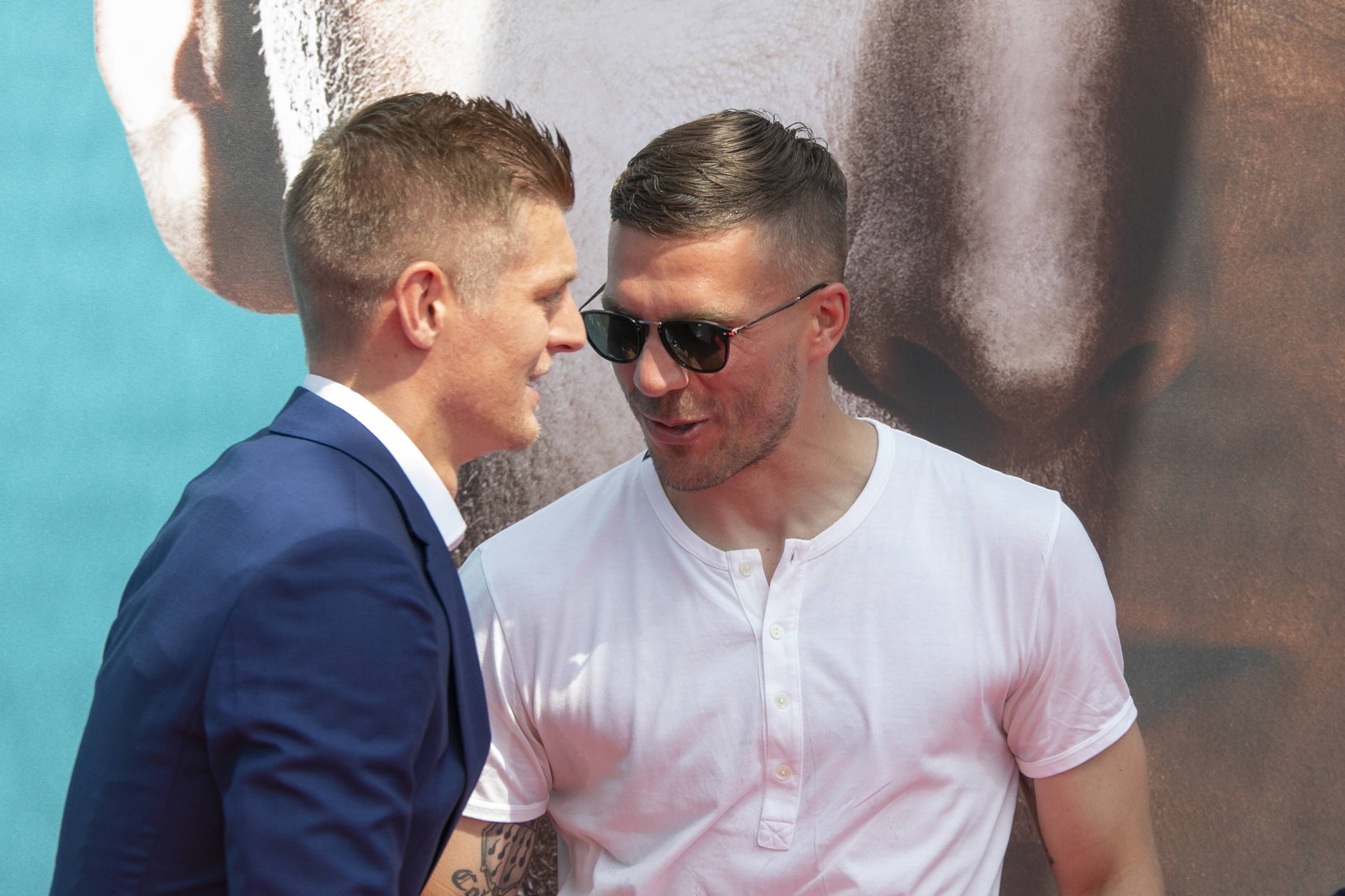 Lukas Podolski (r.) und Toni Kroos begrüßen sich.