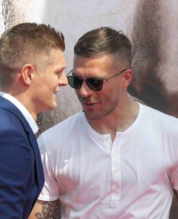 Lukas Podolski (r.) und Toni Kroos begrüßen sich.