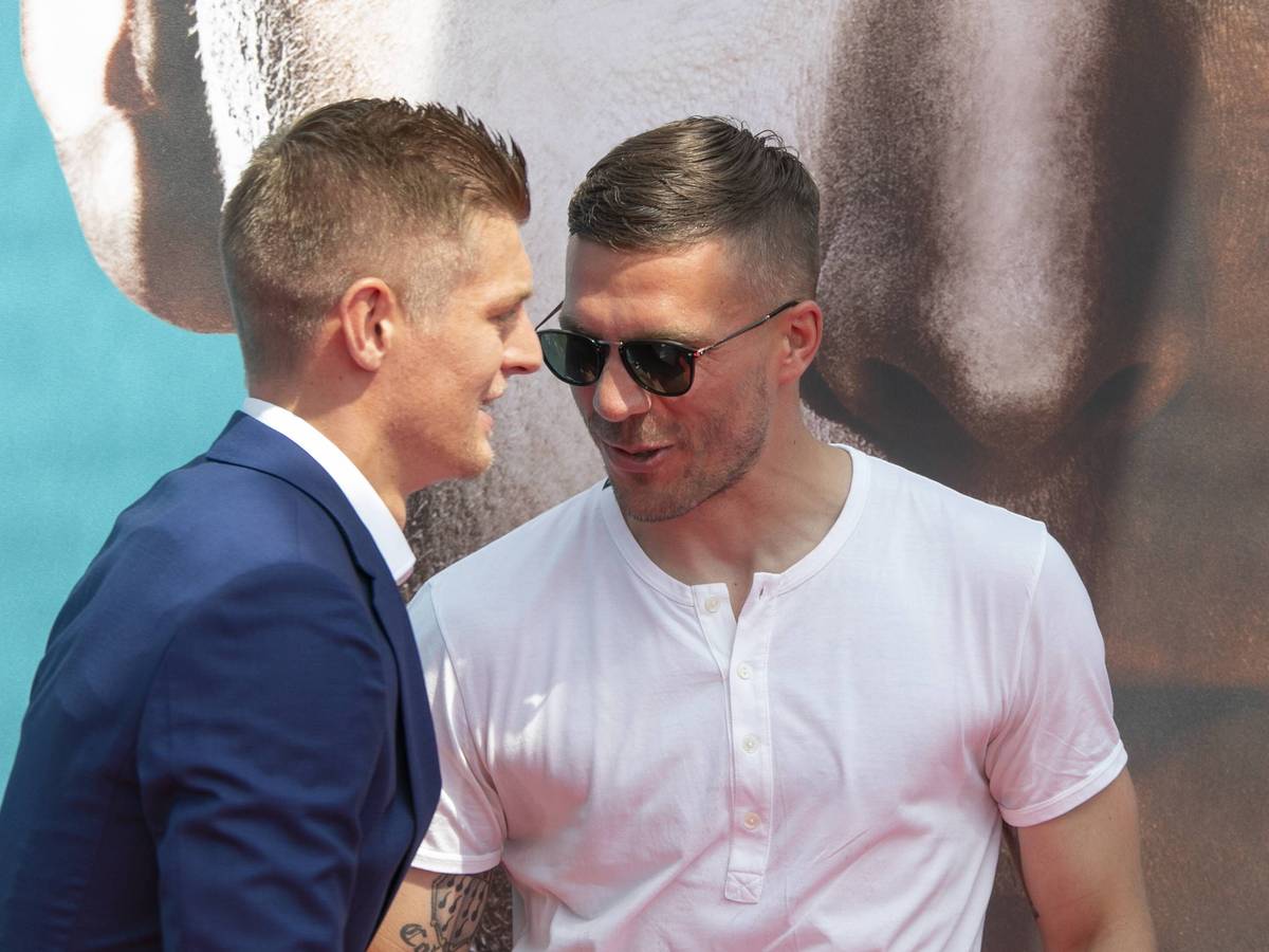 Lukas Podolski (r.) und Toni Kroos begrüßen sich.