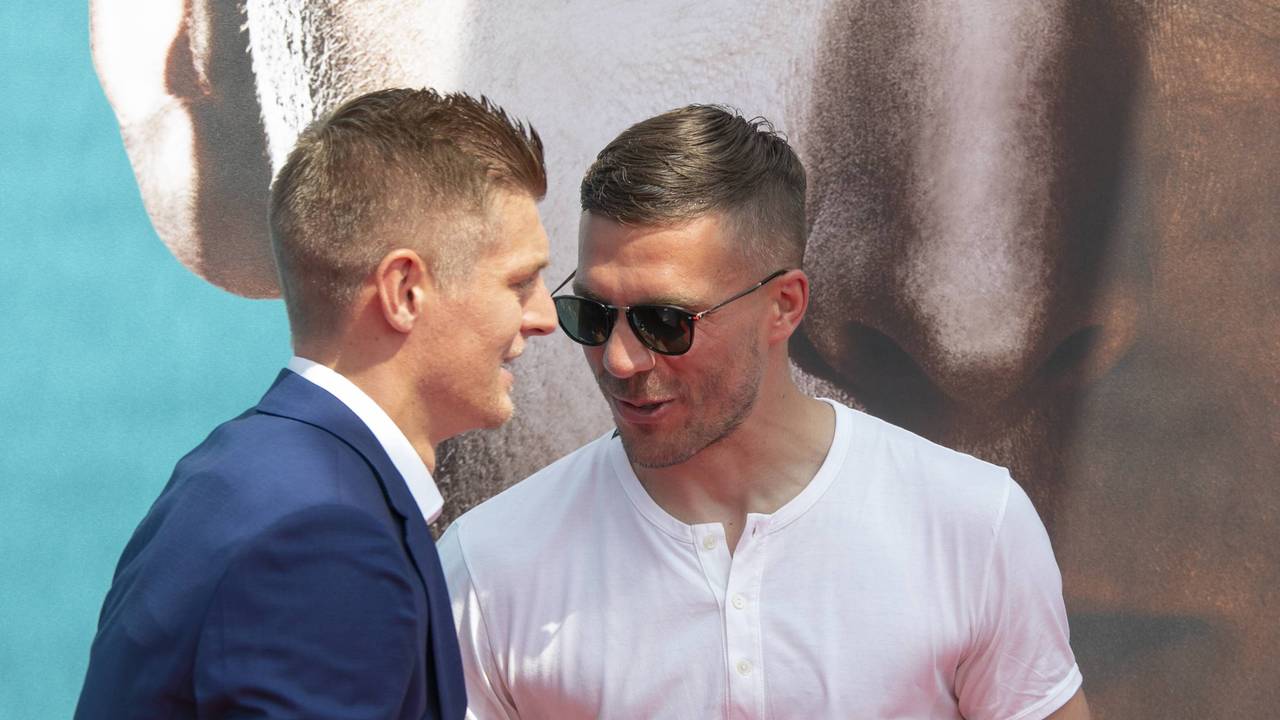 Lukas Podolski (r.) und Toni Kroos begrüßen sich.