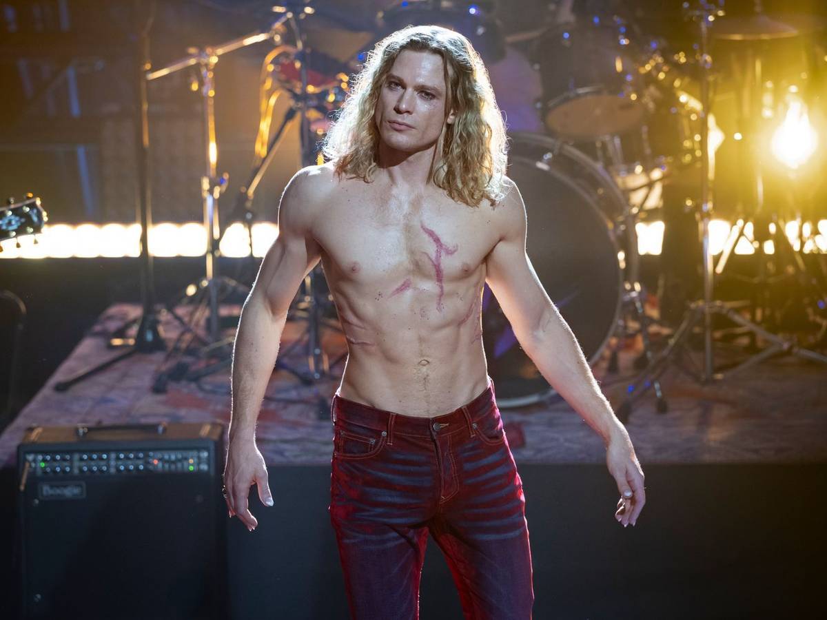 Auf der Bühne gibt Lestat (Sam Reid) eine Mischung aus Glamrock, Jim Morrison und einem jungen Iggy Pop. (Bild: 2026 Vampire Chronicles Productions LLC)