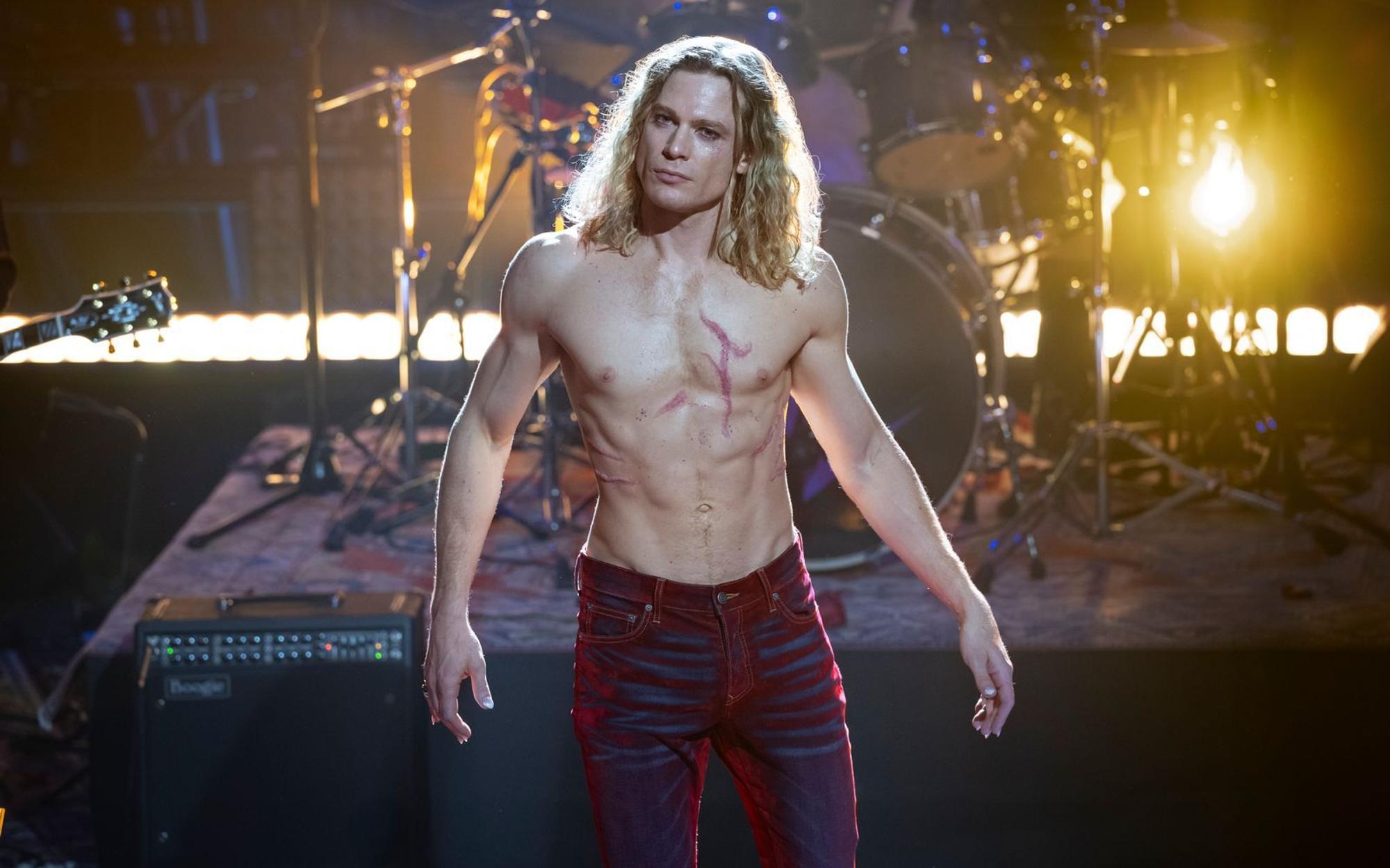 Auf der Bühne gibt Lestat (Sam Reid) eine Mischung aus Glamrock, Jim Morrison und einem jungen Iggy Pop. (Bild: 2026 Vampire Chronicles Productions LLC)
