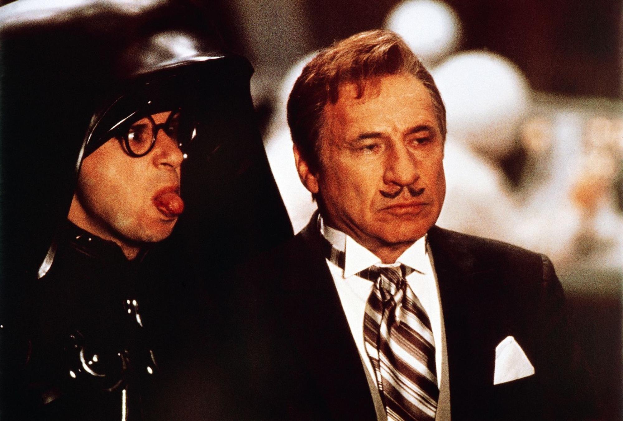 Kann Präsident Skroob (Mel Brooks, rechts), Herrscher des Planeten Spaceball, seinem Raumschiff-Kommandanten Lord Helmchen (Rick Moranis) vertrauen? Mit „Spaceballs“ gelang Brooks eine aberwitzige „Star Wars“-Parodie. (Bild: kabel eins / Metro-Goldwyn-Mayer)