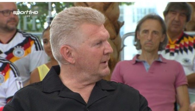 Stefan Effenberg sitzt als Experte beim Sport1-Doppelpass