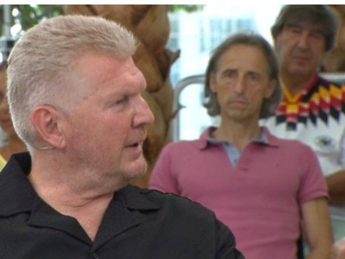 Stefan Effenberg sitzt als Experte beim Sport1-Doppelpass