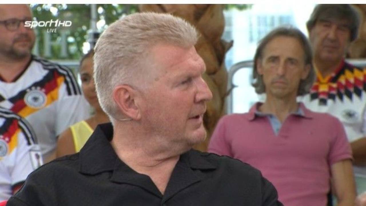 Stefan Effenberg sitzt als Experte beim Sport1-Doppelpass